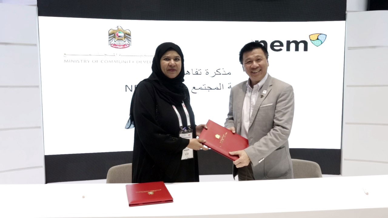 UAEコミュニティ開発省（MOCD）のSana Mohamed Suhail氏とNEM財団理事会メンバーStephen Chia氏（引用：medium.com/nem-sea）